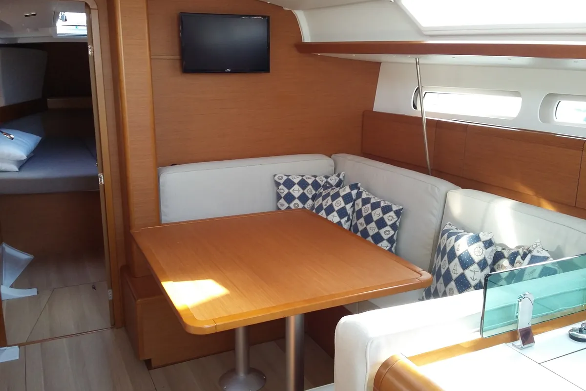 Salon of Comanegra, a Jeanneau Sun Odyssey 419 sailboat at Palamós, Spain