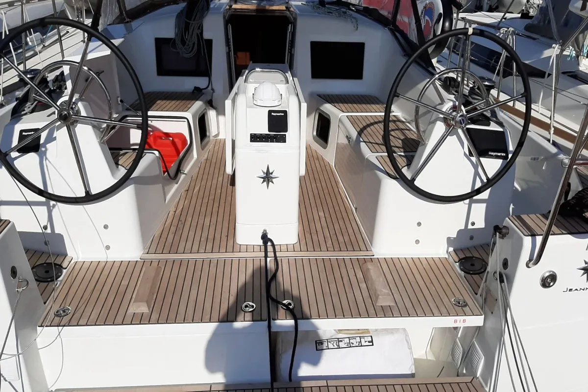 SARAVAH, a Jeanneau Sun Odyssey 410 sailboat at La Favière, France