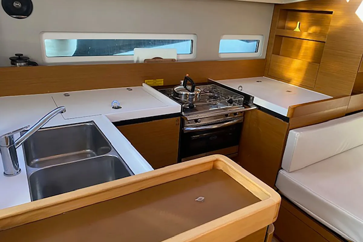 SARAVAH, a Jeanneau Sun Odyssey 410 sailboat at La Favière, France
