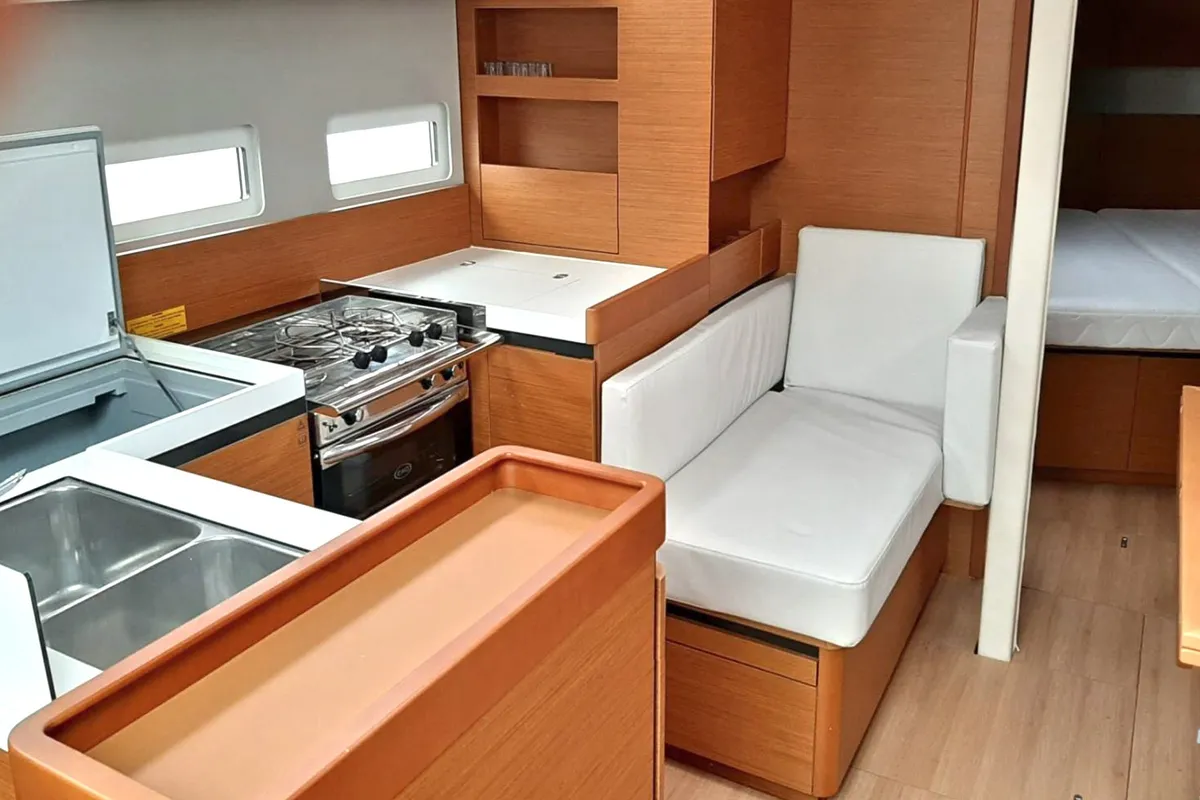 SARAVAH, a Jeanneau Sun Odyssey 410 sailboat at La Favière, France