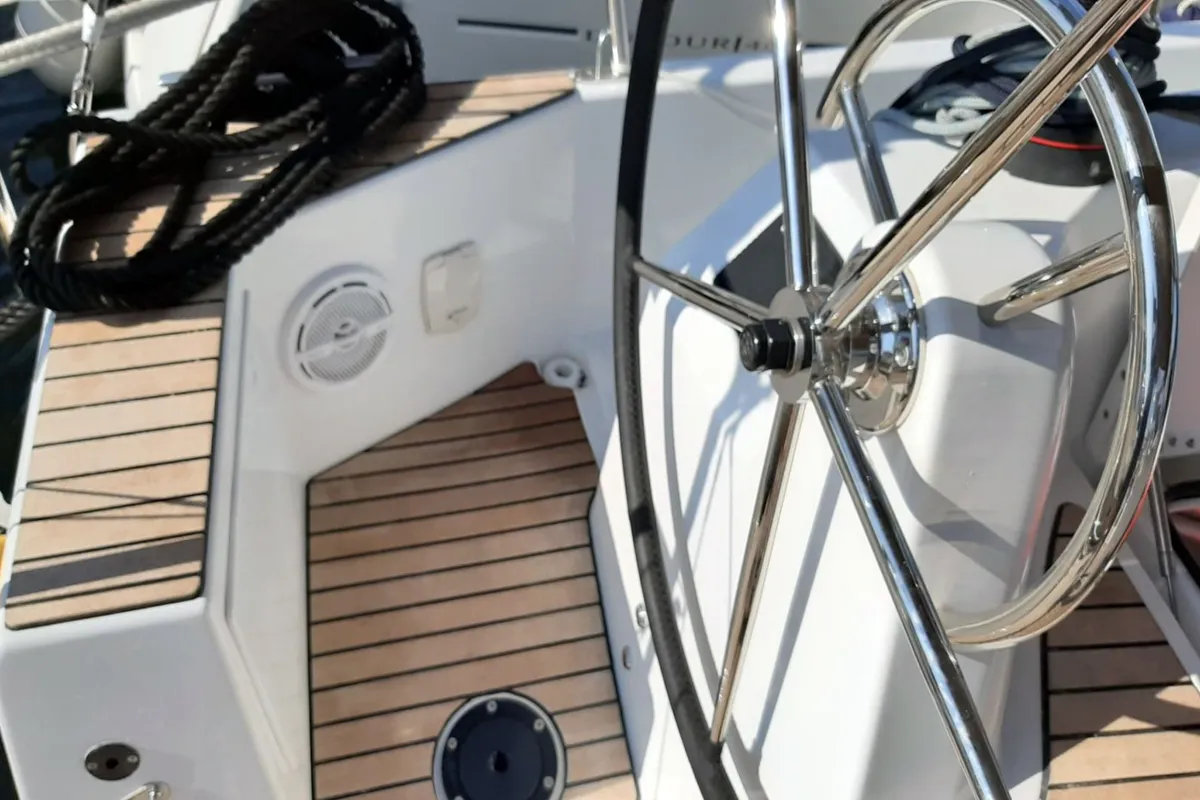SARAVAH, a Jeanneau Sun Odyssey 410 sailboat at La Favière, France