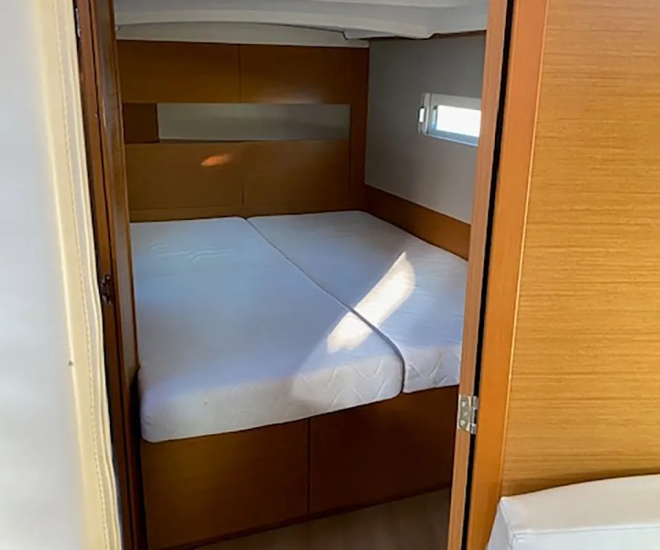 SARAVAH, a Jeanneau Sun Odyssey 410 sailboat at La Favière, France