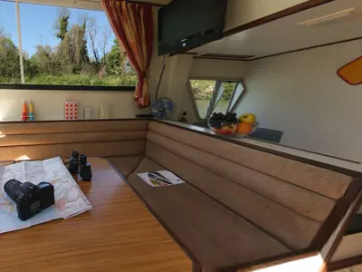 Salon of Continentale - Budget 8, a Cygnet Continentale motorboat at Saint-Usage, France