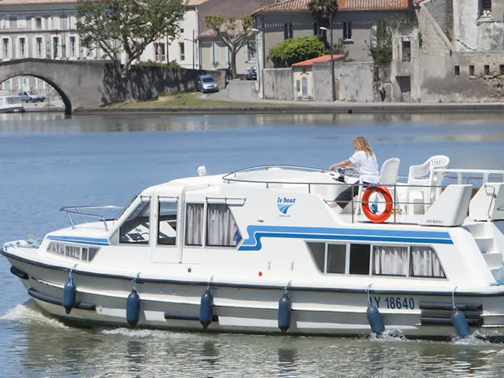 Exterior view of Continentale - Budget 8, a Cygnet Continentale motorboat at Saint-Usage, France