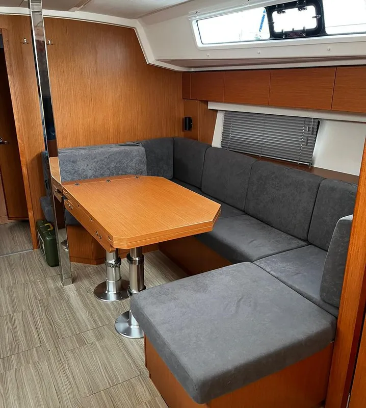 Salon of Calefijusa, a Bavaria C42 sailboat at Općina Vrsar, Croatia