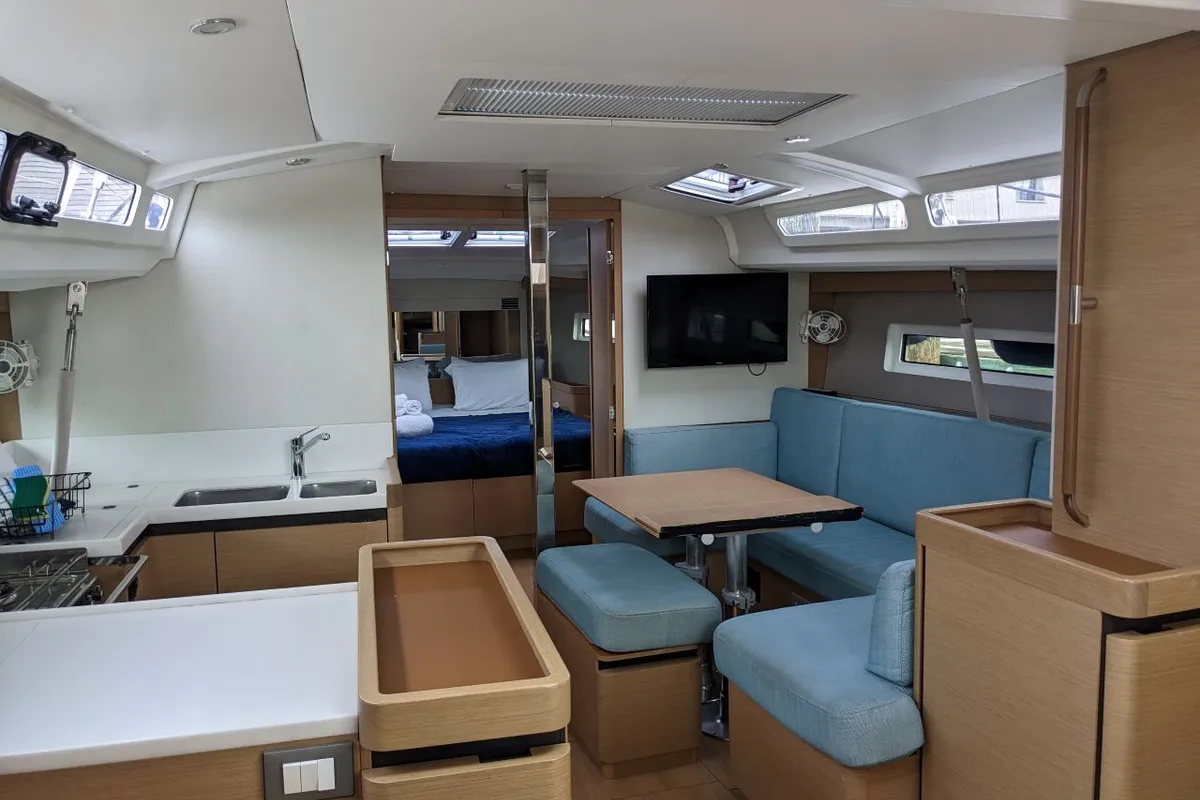 Salon of Summer Salt, a Jeanneau Sun Odyssey 440 sailboat at Chesapeake, United States