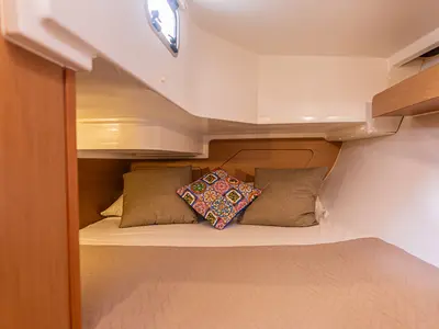 Cabin on Hija del Viento, a Jeanneau Sun Odyssey 319 sailboat at Palermo, Italy