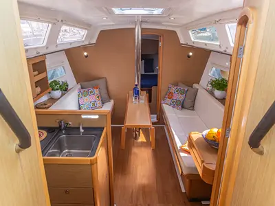 Salon of Hija del Viento, a Jeanneau Sun Odyssey 319 sailboat at Palermo, Italy
