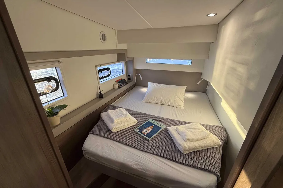 Cabin on Jeux D'Hiver, a Bali 4.2 catamaran at Lavrion, Greece