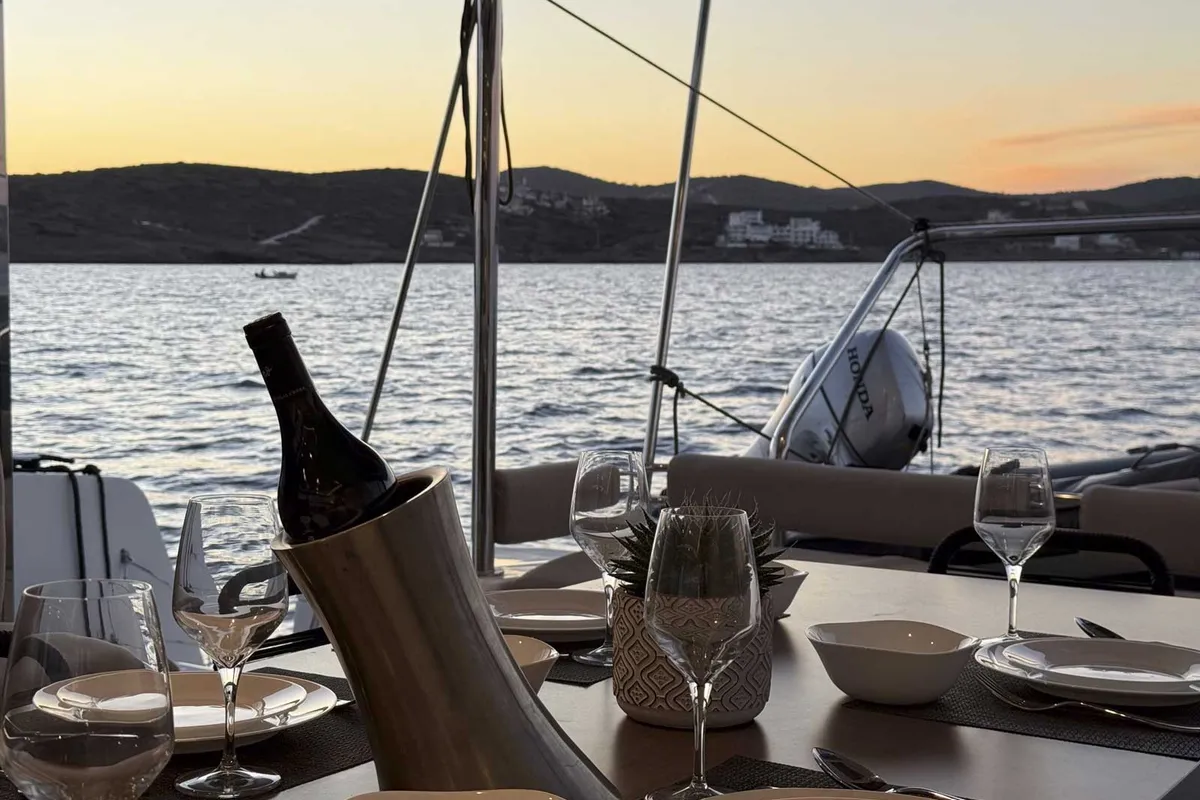 Salon of Jeux D'Hiver, a Bali 4.2 catamaran at Lavrion, Greece