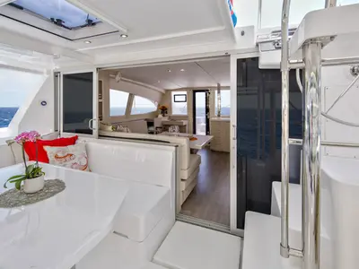Deck of Sunsail 404 Classic, a Leopard 40 catamaran at Uturoa, France