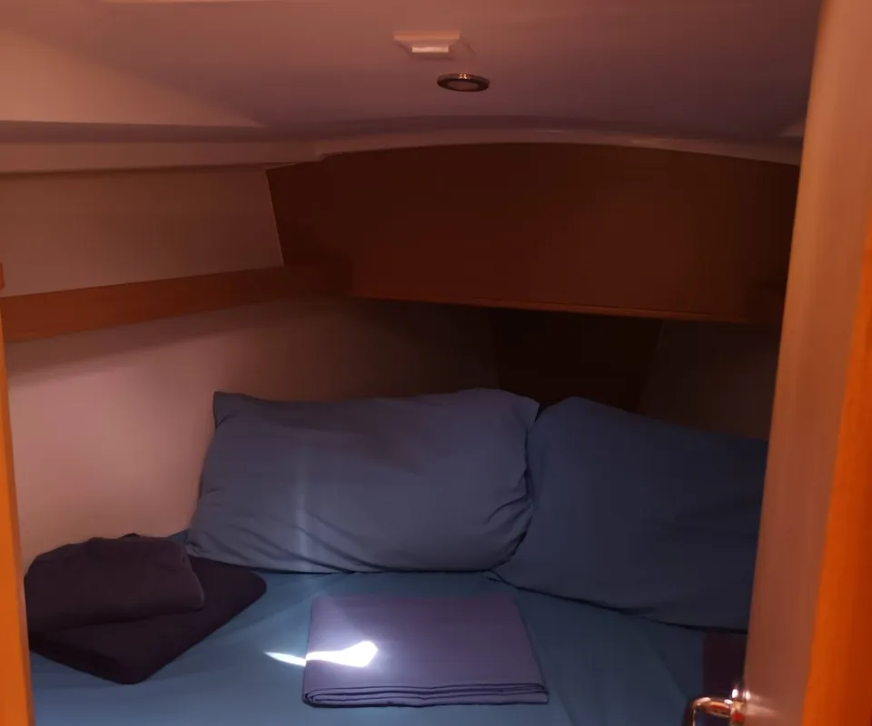 Cabin on Pupatella, a Jeanneau Sun Odyssey 319 sailboat at Tonnarella, Italy