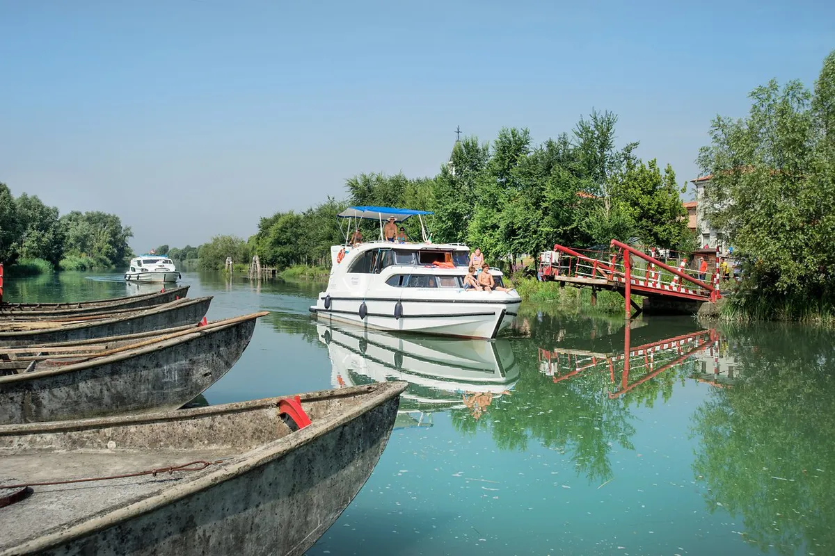 06, a Houseboat Holidays Italia S.R.L. Minuetto 6 motor yacht at Casier, Italy