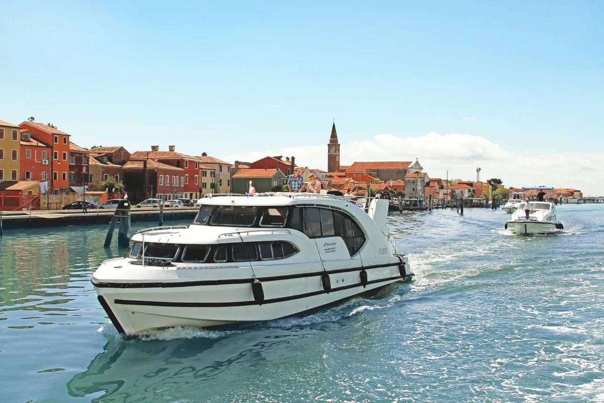 06, a Houseboat Holidays Italia S.R.L. Minuetto 6 motor yacht at Casier, Italy