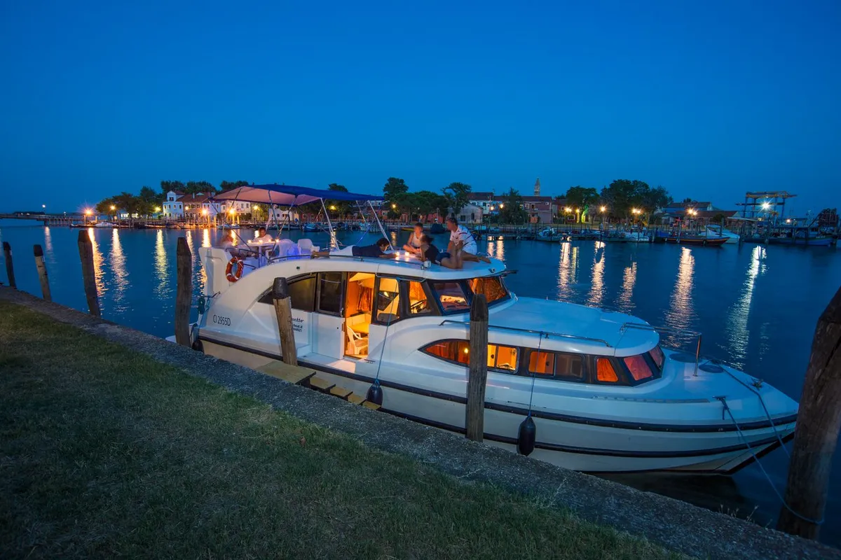 06, a Houseboat Holidays Italia S.R.L. Minuetto 6 motor yacht at Casier, Italy