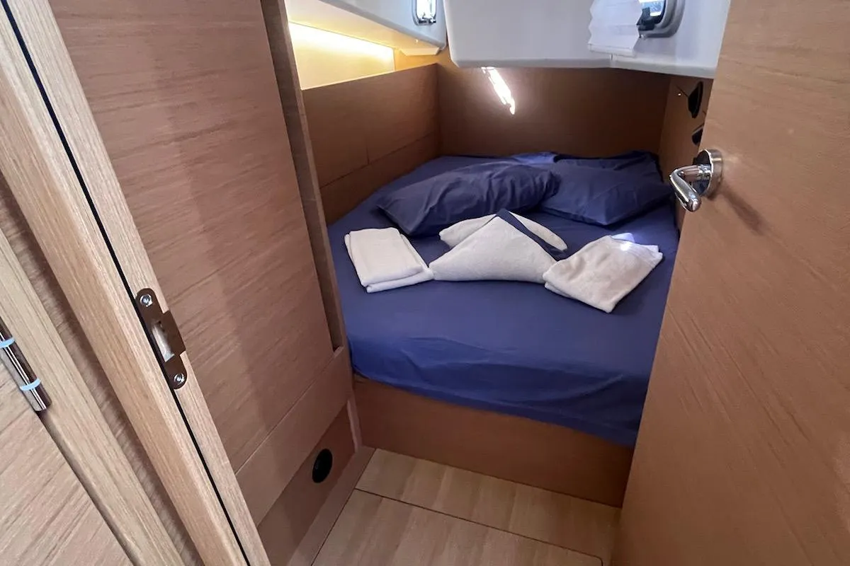 Cabin on Brasilia, a Jeanneau Sun Odyssey 410 sailboat at Cannigione, Italy