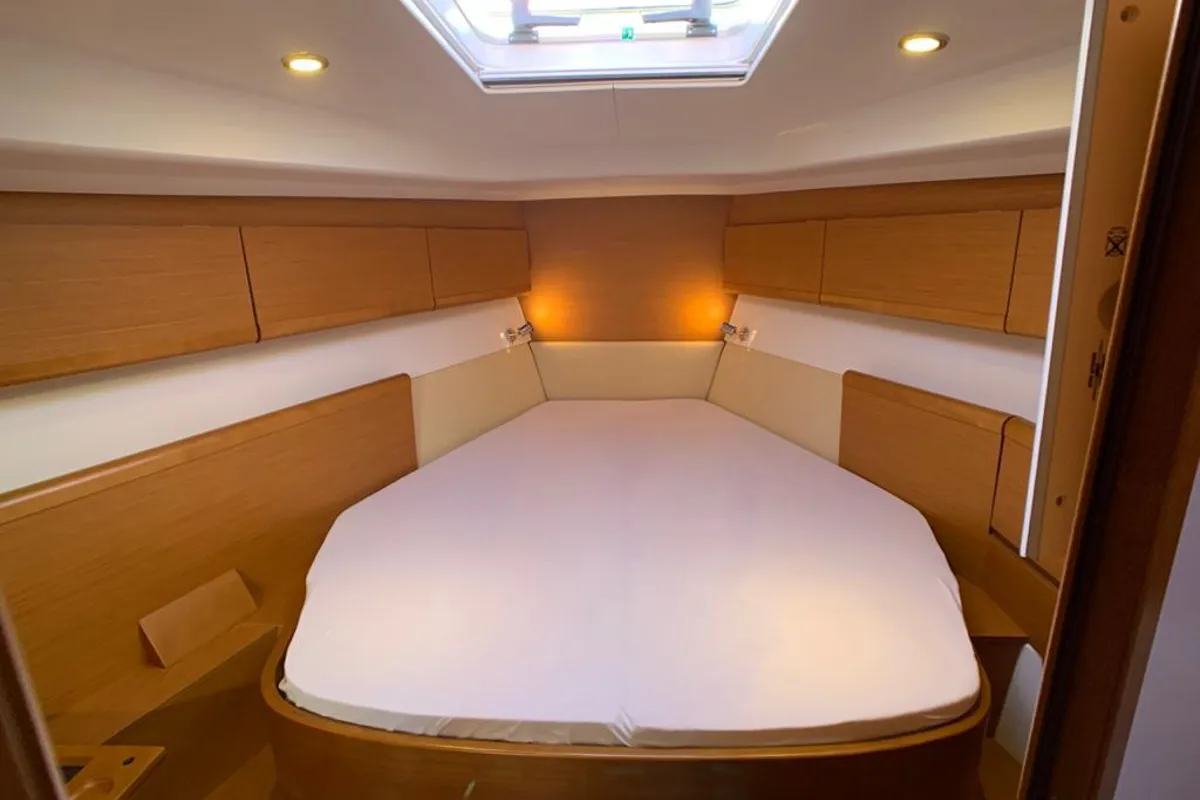 Cabin on Aurora, a Jeanneau Sun Odyssey 45DS sailboat at Volos, Greece