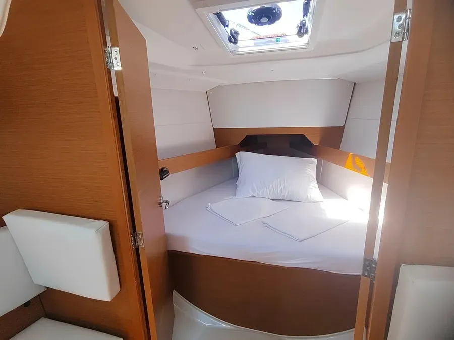 Cabin on Ninna Nanna, a Jeanneau Sun Odyssey 349 sailboat at Grad Pula, Croatia