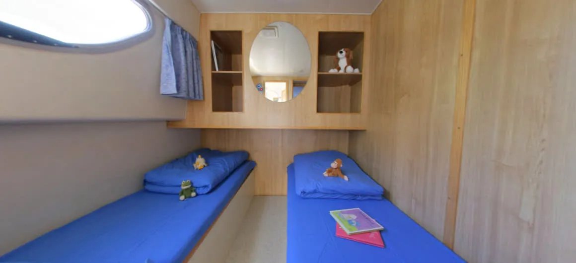Cabin on Calypso - Comfort 31, a Cygnet Calypso motorboat at Hesse, France
