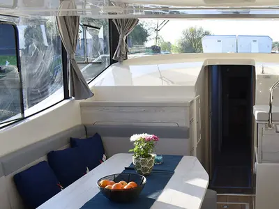 Salon of Horizon 5 - Premier 19, a Cygnet Horizon 5 motorboat at Hesse, France
