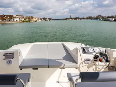 Cockpit of Horizon 2 - Premier 4, a Cygnet Horizon 2 motorboat at Decize, France