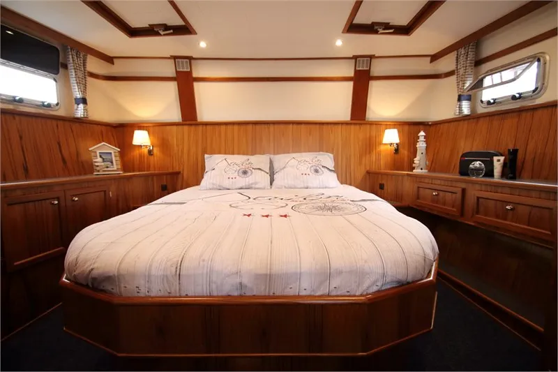 Cabin on Veroniek, a De Drait Kotterjacht 12.2 GL motorboat at Woudsend, Netherlands