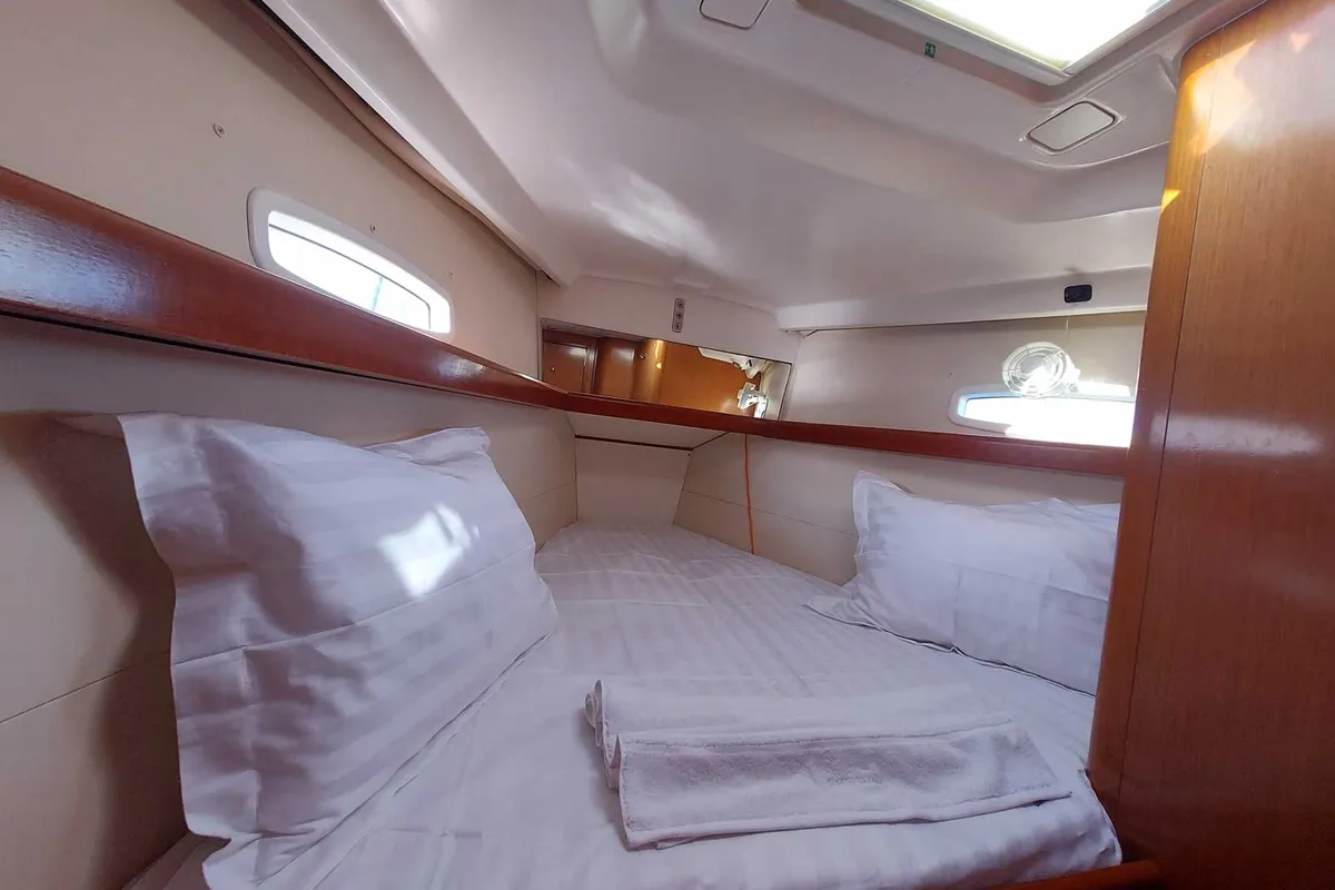 Cabin on Onar, a Beneteau Oceanis 43 sailboat at Athens, Marina Delta Kallithea, Greece