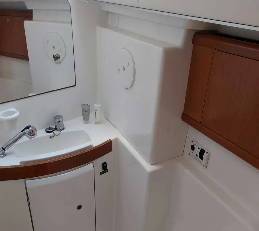 Head on Onar, a Beneteau Oceanis 43 sailboat at Athens, Marina Delta Kallithea, Greece