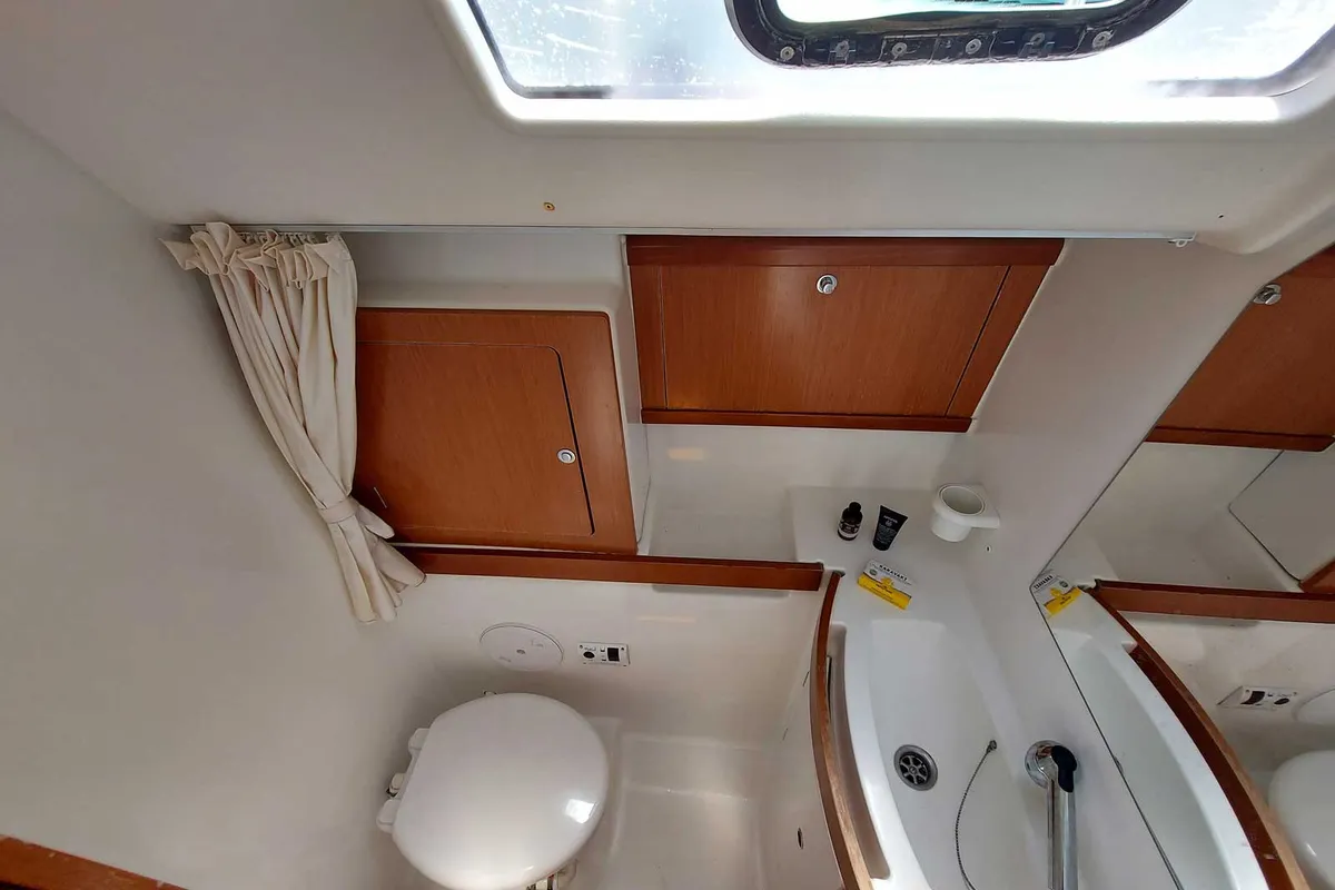 Head on Onar, a Beneteau Oceanis 43 sailboat at Athens, Marina Delta Kallithea, Greece