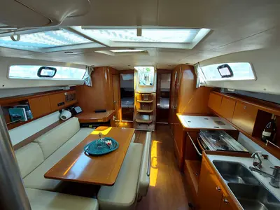 Salon of Onar, a Beneteau Oceanis 43 sailboat at Athens, Marina Delta Kallithea, Greece
