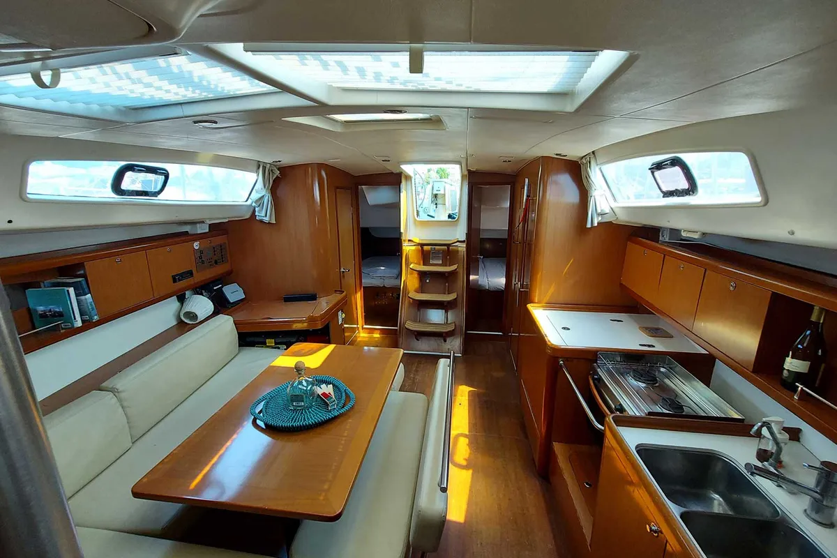 Salon of Onar, a Beneteau Oceanis 43 sailboat at Athens, Marina Delta Kallithea, Greece