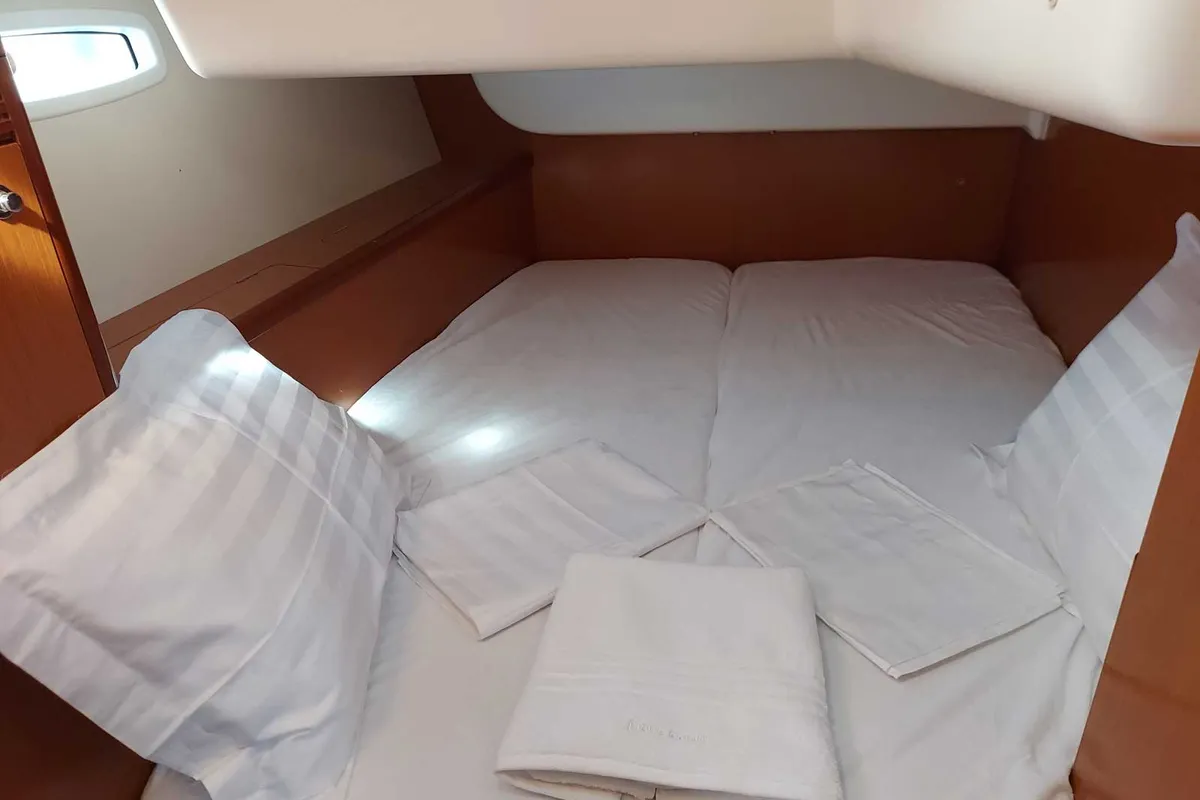 Cabin on Onar, a Beneteau Oceanis 43 sailboat at Athens, Marina Delta Kallithea, Greece