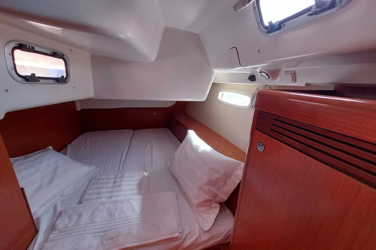Cabin on Onar, a Beneteau Oceanis 43 sailboat at Athens, Marina Delta Kallithea, Greece