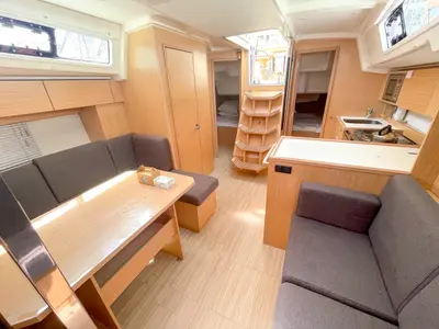 Salon of Alaia, a Bavaria C38 sailboat at Plan-d'Aups-Sainte-Baume, France