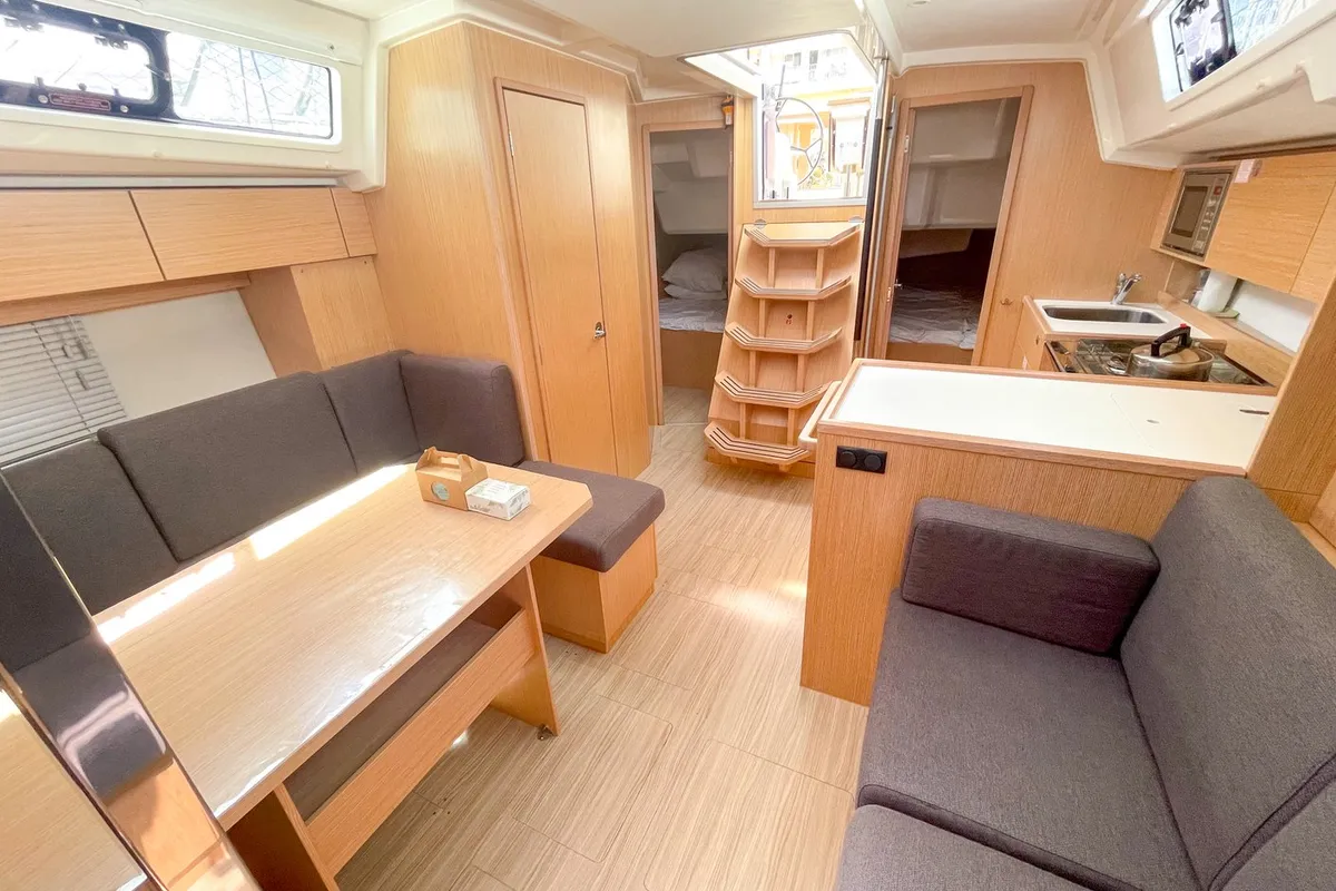 Salon of Alaia, a Bavaria C38 sailboat at Plan-d'Aups-Sainte-Baume, France