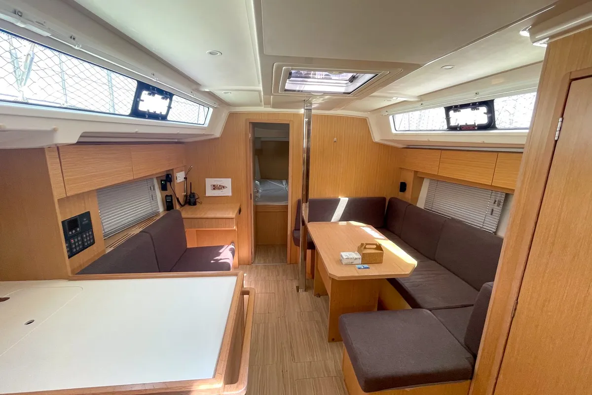 Salon of Alaia, a Bavaria C38 sailboat at Plan-d'Aups-Sainte-Baume, France
