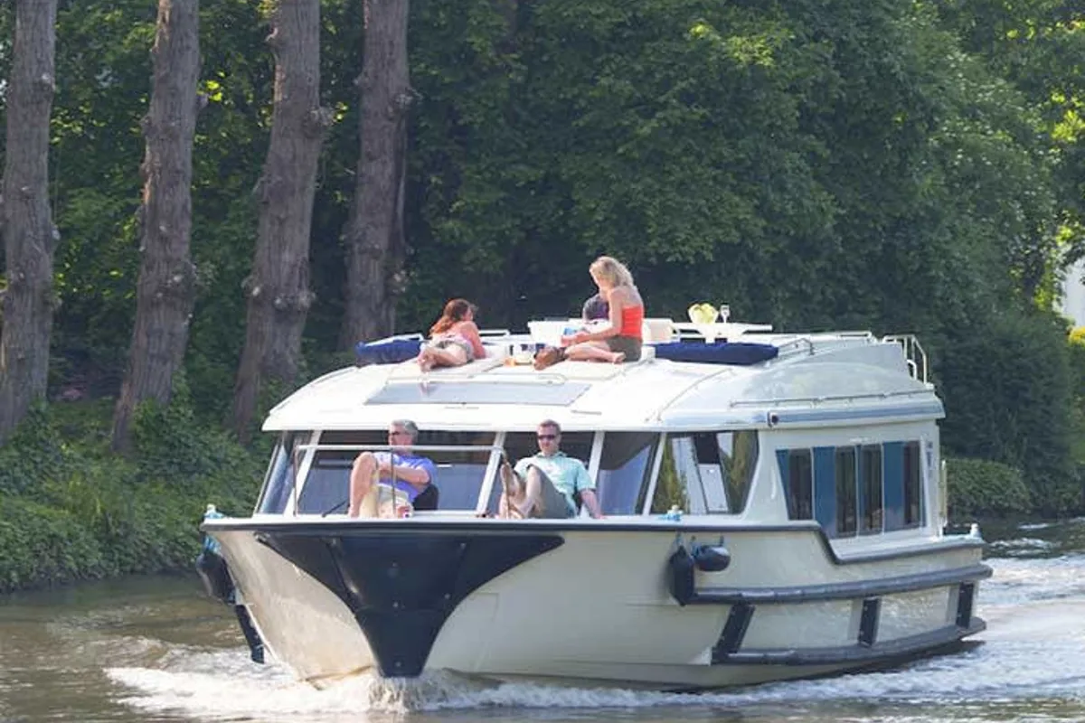 Exterior view of Vision3 - Comfort Plus 11, a Cygnet Vision 3 motorboat at Portiragnes, France