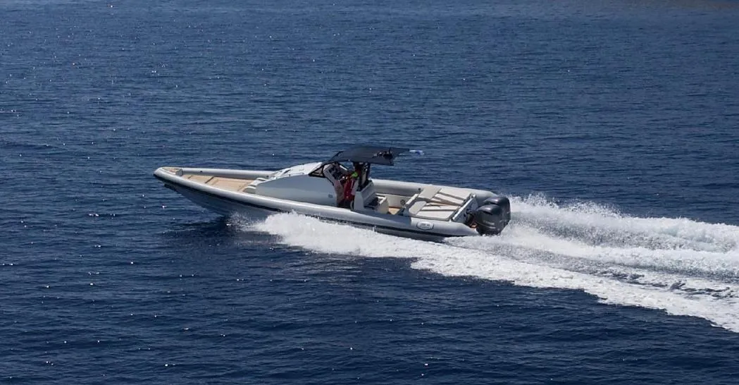 Exterior view of Magna Magica, a Zen 39 motorboat at Απολλωνία, Greece
