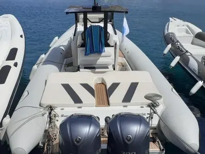 Deck of Magna Magica, a Zen 39 motorboat at Απολλωνία, Greece