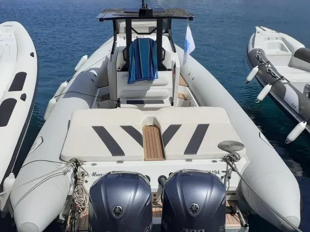 Deck of Magna Magica, a Zen 39 motorboat at Απολλωνία, Greece