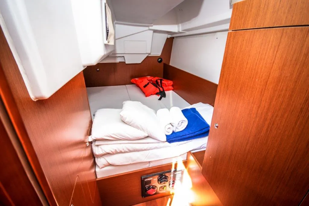 Head on Dalmar, a Beneteau Oceanis 35 sailboat at Općina Medulin, Croatia