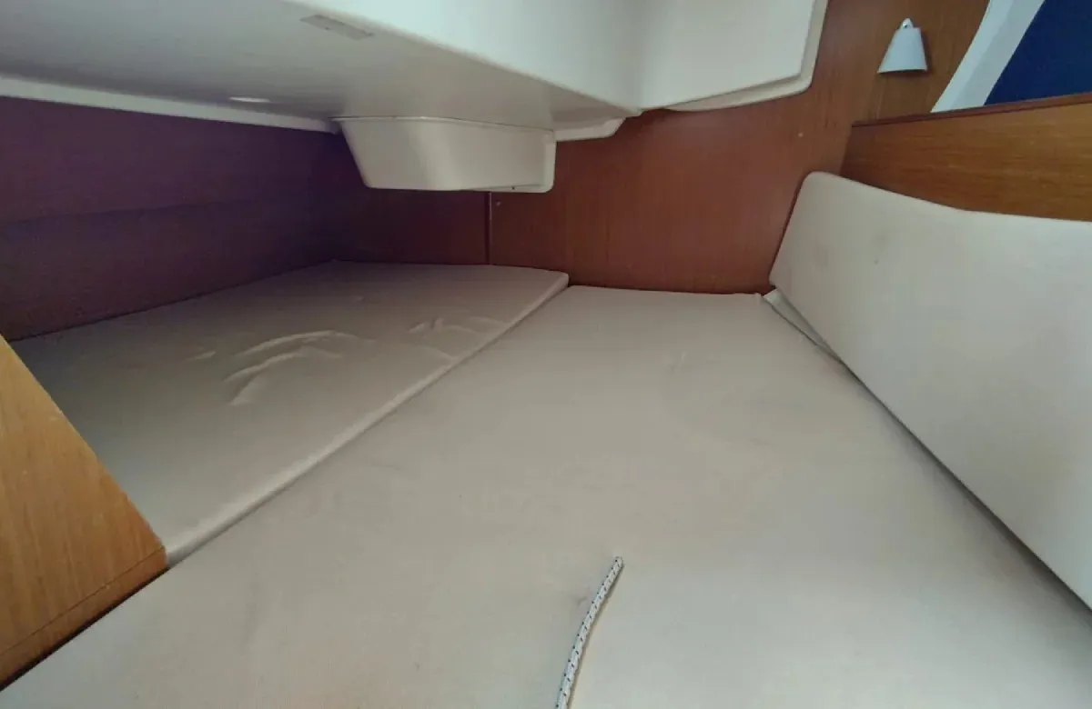 Cabin on Jami 3, a Jeanneau Sun Odyssey 32i sailboat at Saint-Cast-le-Guildo, France