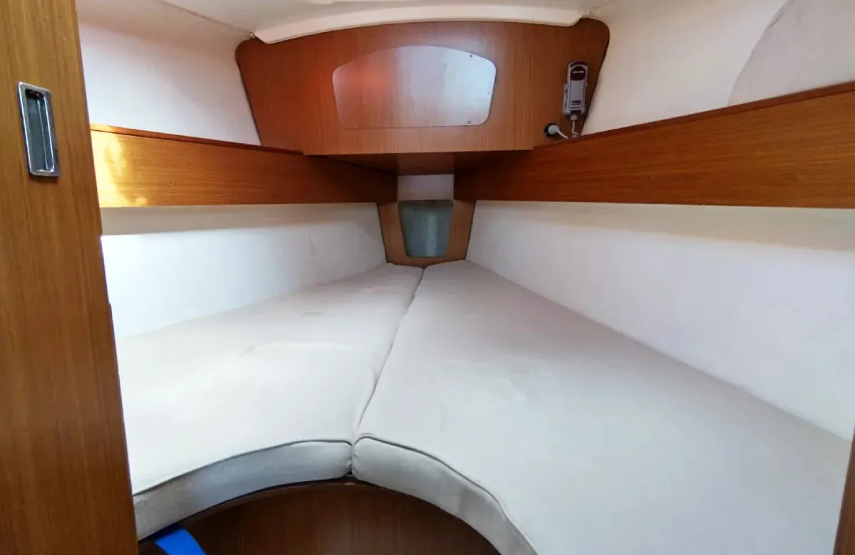Cabin on Jami 3, a Jeanneau Sun Odyssey 32i sailboat at Saint-Cast-le-Guildo, France