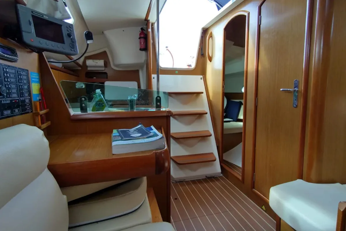 Salon of Jami 3, a Jeanneau Sun Odyssey 32i sailboat at Saint-Cast-le-Guildo, France