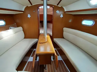 Salon of Jami 3, a Jeanneau Sun Odyssey 32i sailboat at Saint-Cast-le-Guildo, France