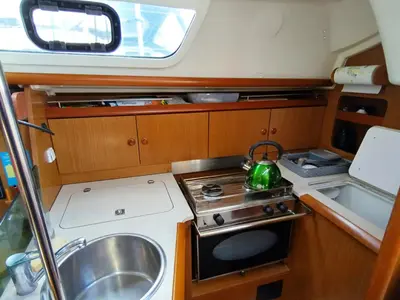 Galley of Jami 3, a Jeanneau Sun Odyssey 32i sailboat at Saint-Cast-le-Guildo, France