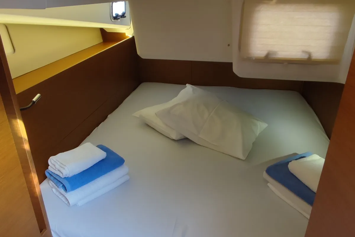 Cabin on Erato, a Jeanneau Sun Odyssey 440 sailboat at Volos, Greece