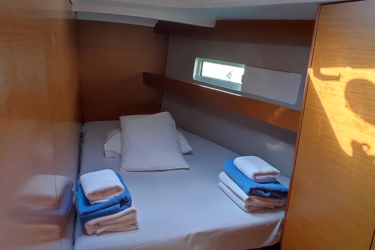 Cabin on Erato, a Jeanneau Sun Odyssey 440 sailboat at Volos, Greece