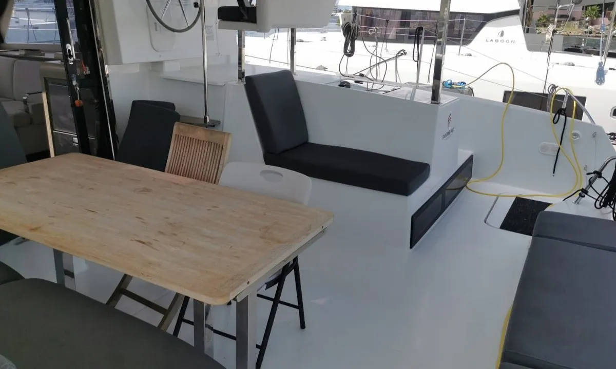 LUNADOR, a Fountaine Pajot Isla 40 catamaran at Propriano, France