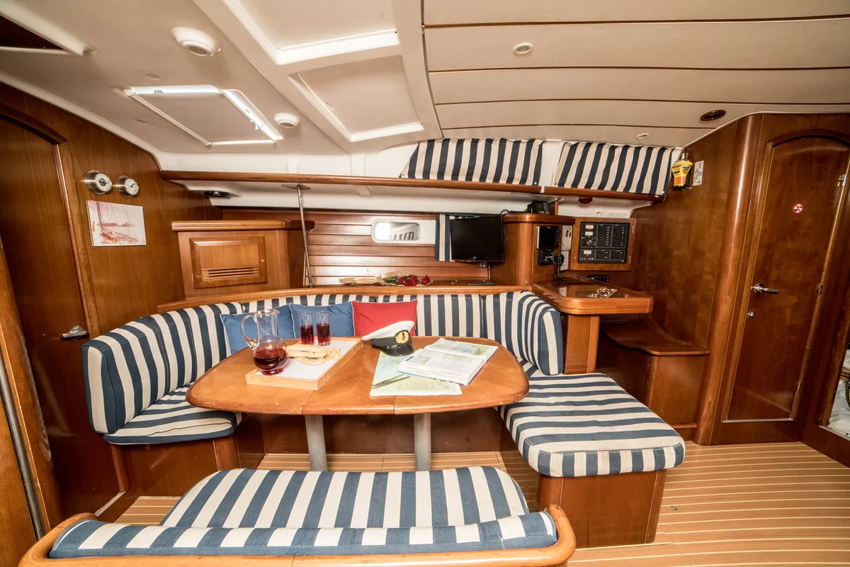Salon of Vori, a Beneteau Oceanis Clipper 473 sailboat at Athens, Greece